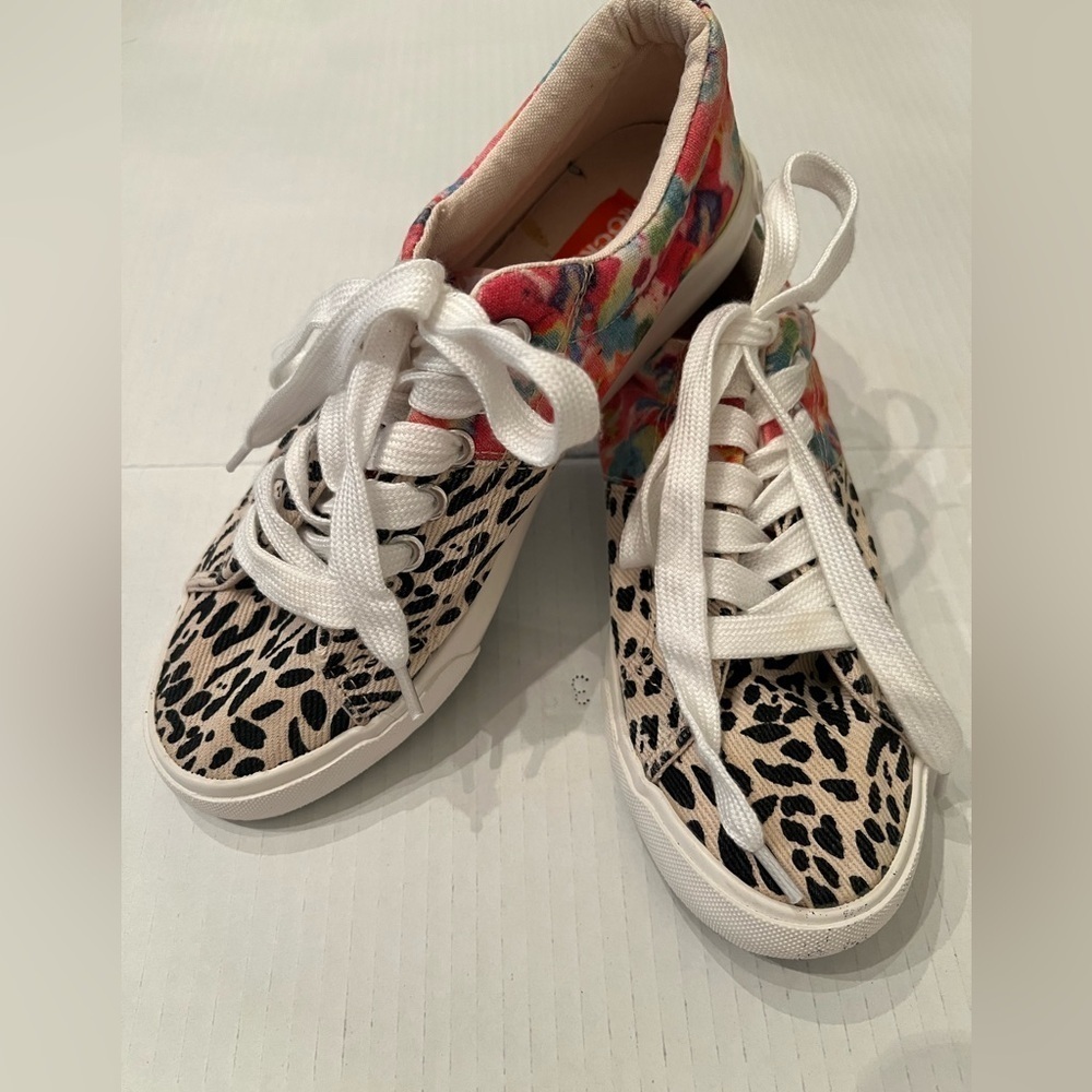 ROCKET DOG LOW TOP LADIES SNEAKERS
LEOPARD PRINT/TIE DYE . SIZE 7 - Picture 3 of 5